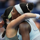 Coco Gauff (r) umarmt Eva Lys nach einem Match. (Archivbild) - Foto: Andy Wong/AP/dpa
