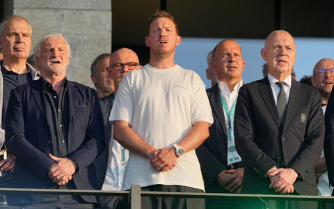 Julian Nagelsmann (m.) steht zwischen DFB-Sportdirektor Rudi Völler (l.) und Verbandschef Bernd Neuendorf (r.) auf der Tribüne des Berliner Olympiastadions.  - Foto: Michael Kappeler/dpa
