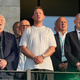 Julian Nagelsmann (m.) steht zwischen DFB-Sportdirektor Rudi Völler (l.) und Verbandschef Bernd Neuendorf (r.) auf der Tribüne des Berliner Olympiastadions.  - Foto: Michael Kappeler/dpa