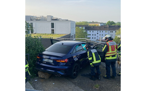 POL-BO: Autofahrer (22) kracht Treppe herunter - Foto: presseportal.de