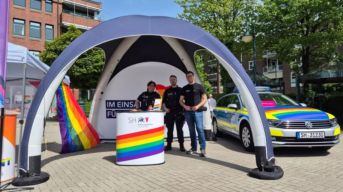 POL-SE: Zentrale Ansprechstelle LSBTIQ* der Landespolizei Schleswig-Holstein informiert auf der NorderPride - Bild: presseportal.de