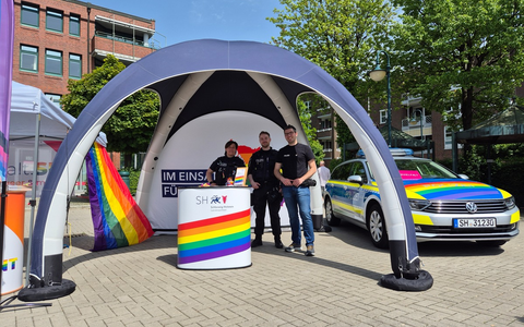 POL-SE: Zentrale Ansprechstelle LSBTIQ* der Landespolizei Schleswig-Holstein informiert auf der NorderPride - Foto: presseportal.de