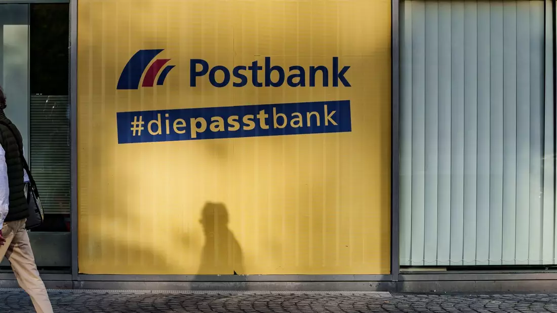 Im Tarifkonflikt bei der Postbank macht Verdi erneut mit Warnstreiks Druck. (Archivbild) - Bild: Andreas Arnold/dpa