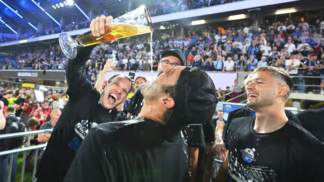 Ausgelassen feierten die Paderborner mit ihren Fans. - Bild: Swen Pförtner/dpa
