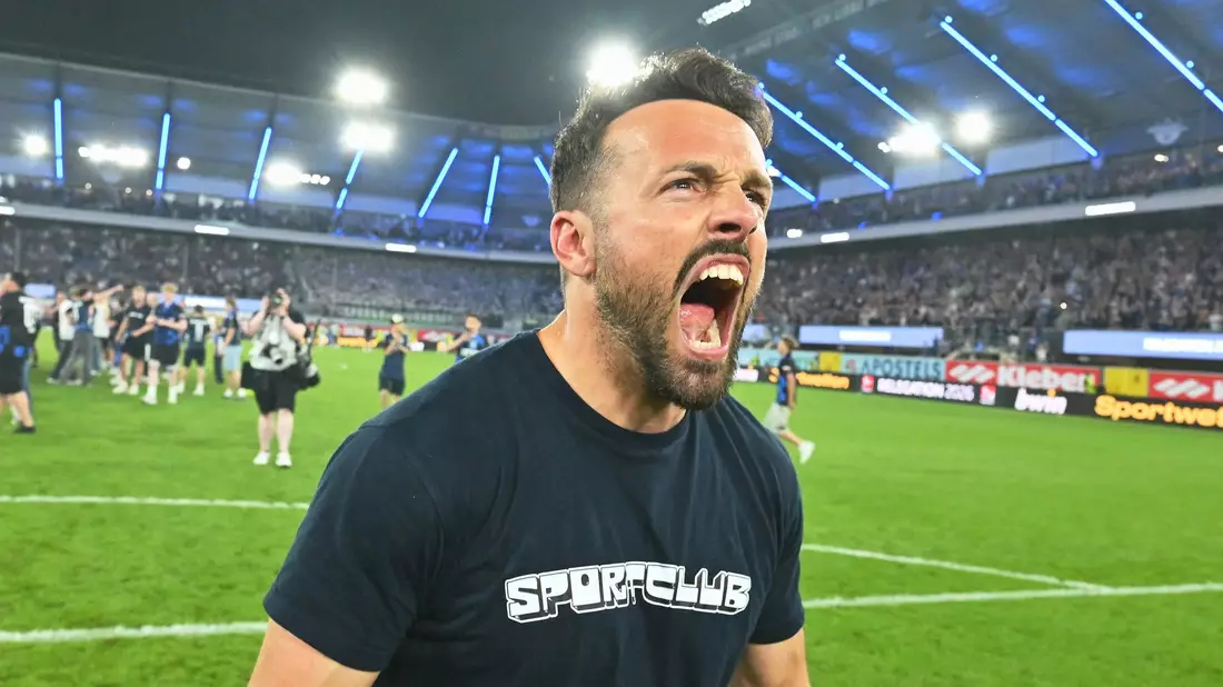 Ralf Kettemann feiert seinen größten Erfolg als Trainer. - Bild: Swen Pförtner/dpa