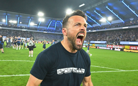 Ralf Kettemann feiert seinen größten Erfolg als Trainer. - Foto: Swen Pförtner/dpa