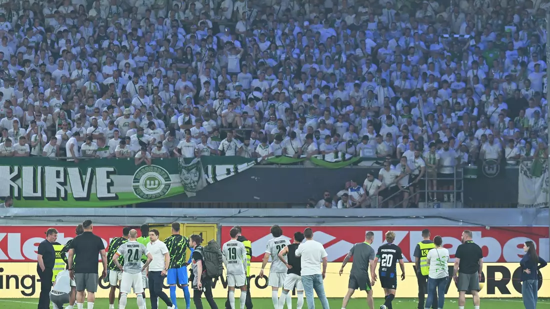 Nach dem Abstieg kommt beim VfL Wolfsburg alles auf den Prüfstand. - Bild: Swen Pförtner/dpa