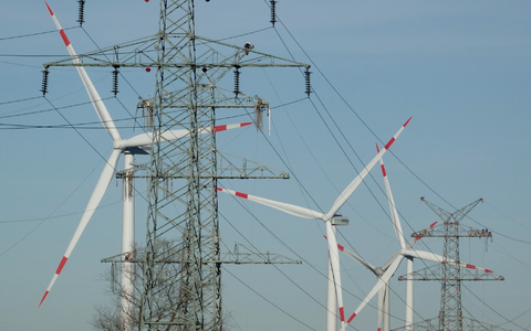 Strom aus Windkraft wird über weite Strecken geleitet. (Symbolbild) - Foto: Carsten Rehder/dpa