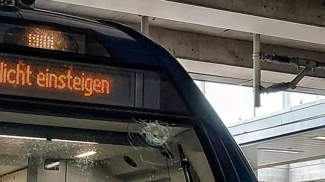 BPOL-KI: Vermummter bewirft Zug - Bundespolizei sucht Zeugen - Bild: presseportal.de