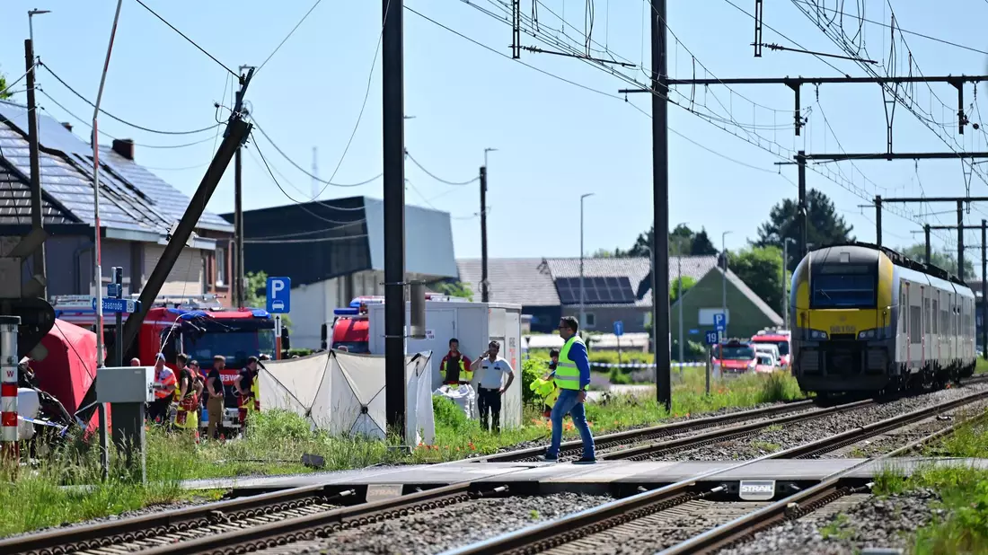 Der Unfall ereignete sich Medienberichten zufolge gegen 08.15 Uhr. - Bild: Dirk Waem/Belga/dpa