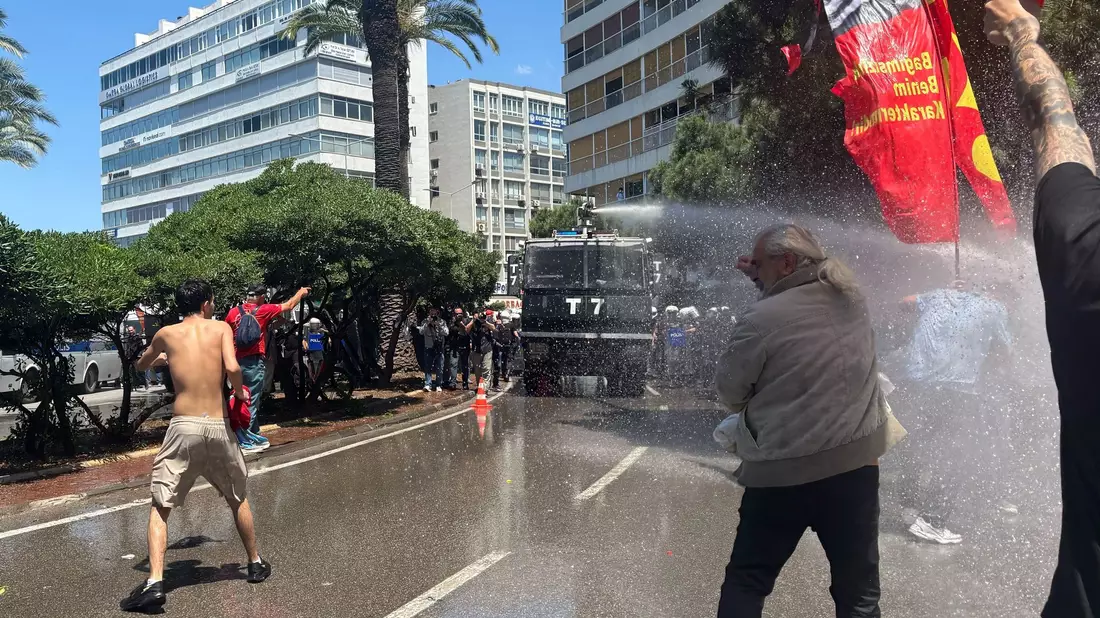 Die Polizei setzt Wasserwerfer gegen Demonstranten ein.  - Bild: Mirjam Schmitt/dpa