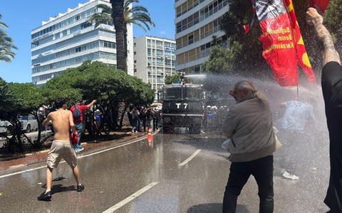 Die Polizei setzt Wasserwerfer gegen Demonstranten ein.  - Foto: Mirjam Schmitt/dpa