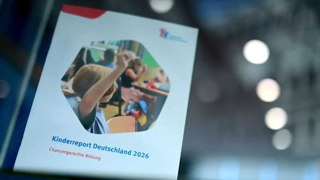 Der Kinderreport zeigt, was sich die Betroffenen vom Bildungssystem wünschen. - Bild: Sebastian Gollnow/dpa