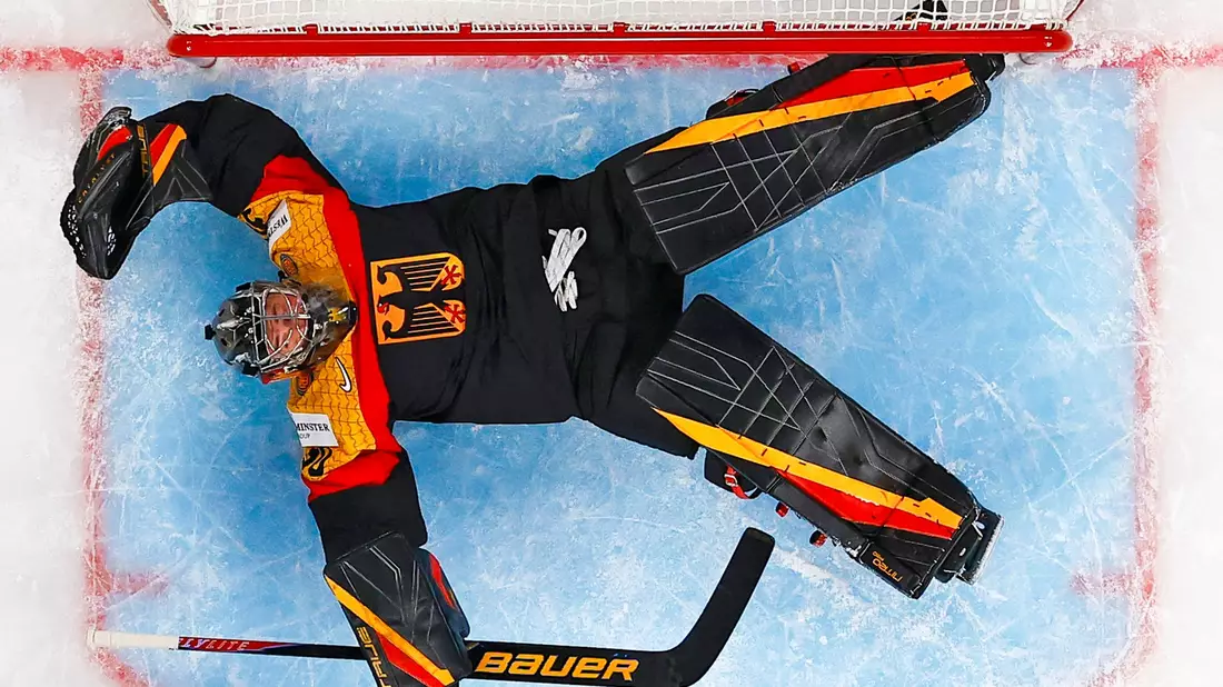 Symbolträchtig: Deutschlands Torhüter Philipp Grubauer liegt auf dem Eis. - Bild: Andreas Becker/Keystone/dpa