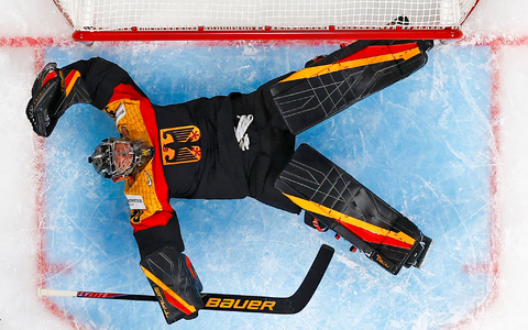 Symbolträchtig: Deutschlands Torhüter Philipp Grubauer liegt auf dem Eis. - Foto: Andreas Becker/Keystone/dpa