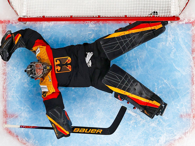 Symbolträchtig: Deutschlands Torhüter Philipp Grubauer liegt auf dem Eis. - Foto: Andreas Becker/Keystone/dpa