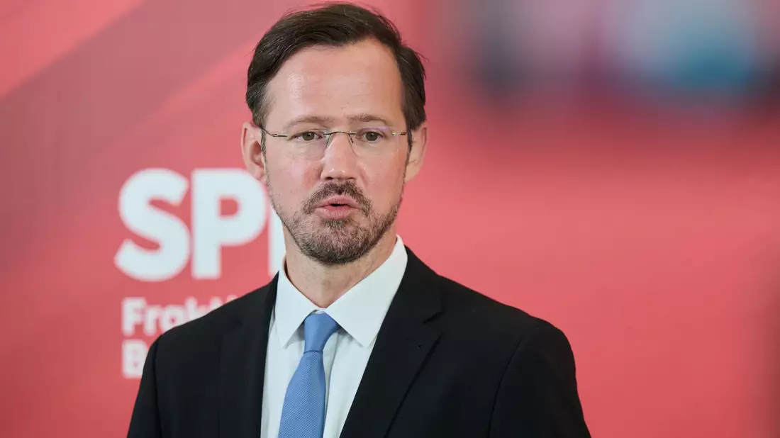 Der SPD-Fraktionsgeschäftsführer Dirk Wiese will die Ergebnisse der Rentenkommission abwarten. (Archivbild) - Bild: Annette Riedl/dpa