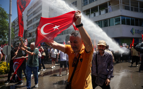 Die Polizei versucht, die Demonstranten zurückzudrängen. - Foto: Erdem Sahin/AP/dpa