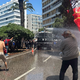 Die Polizei setzt Wasserwerfer gegen Demonstranten ein.  - Foto: Mirjam Schmitt/dpa