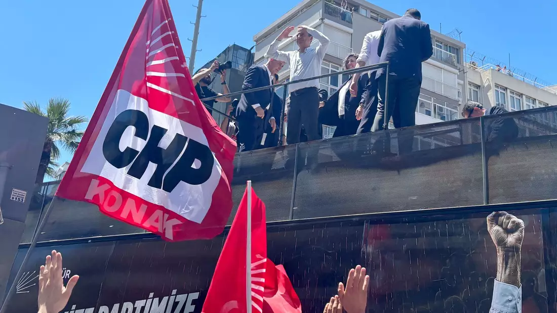Der abgesetzte Oppositionschef erfährt große Unterstützung in Izmir. - Bild: Mirjam Schmitt/dpa