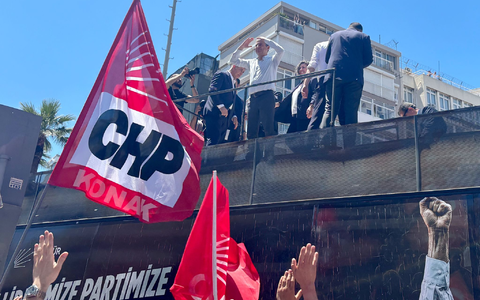 Der abgesetzte Oppositionschef erfährt große Unterstützung in Izmir. - Foto: Mirjam Schmitt/dpa