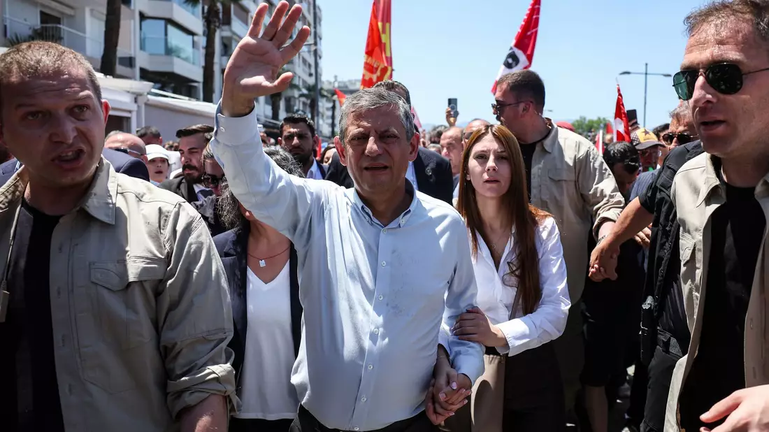 Özel lässt sich in Izmir feiern. - Bild: Erdem Sahin/AP/dpa