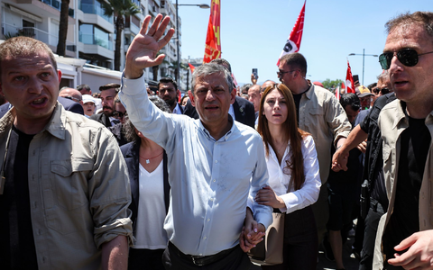 Özel lässt sich in Izmir feiern. - Foto: Erdem Sahin/AP/dpa