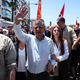 Özel lässt sich in Izmir feiern. - Foto: Erdem Sahin/AP/dpa