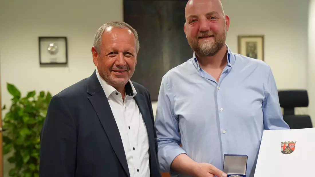 POL-PPMZ: Zivilcourage geehrt: 45-jähriger bewahrt Senior vor noch höherem Schaden bei Telefonbetrug - Bild: presseportal.de