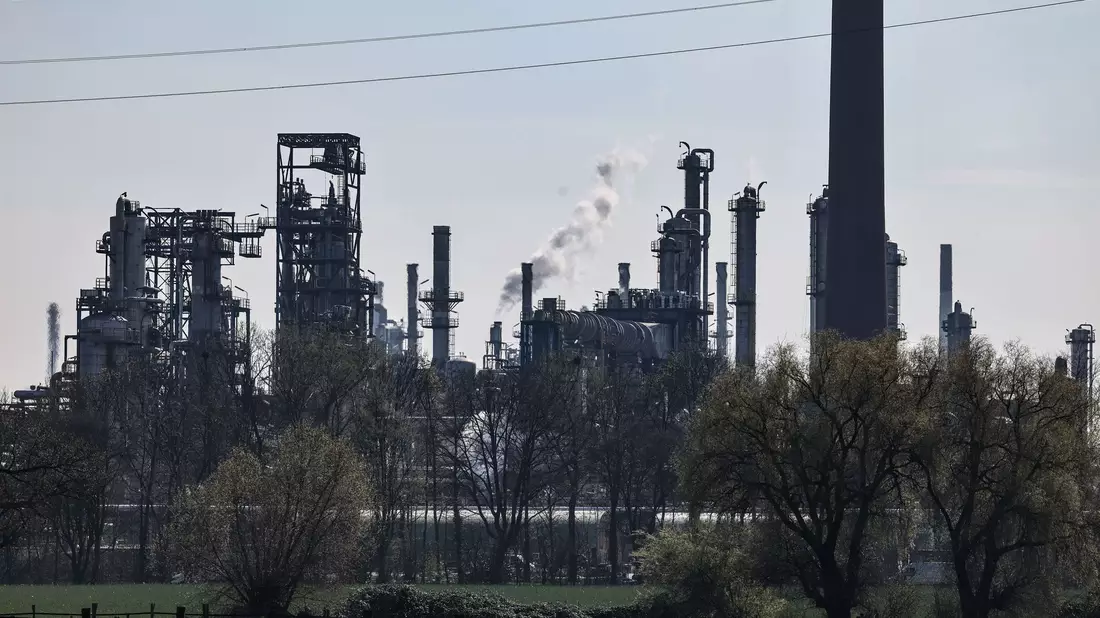 BP-Raffinerie: Der Konzern profitiert von hohen Ölpreisen, muss aber einen hochrangigen Abgang verkraften - Bild: Oliver Berg/dpa