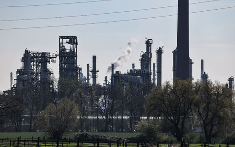 BP-Raffinerie: Der Konzern profitiert von hohen Ölpreisen, muss aber einen hochrangigen Abgang verkraften - Foto: Oliver Berg/dpa