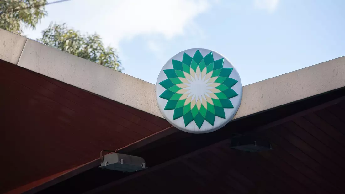 Der britische Energiekonzern BP setzt seinen Verwaltungsratspräsidenten ab - Bild: Clara Margais/dpa