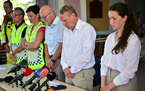 Bei der Pressekonferenz gibt es eine Schweigeminute für die Opfer des Unglücks. - Foto: Dirk Waem/Belga/dpa