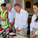 Bei der Pressekonferenz gibt es eine Schweigeminute für die Opfer des Unglücks. - Foto: Dirk Waem/Belga/dpa