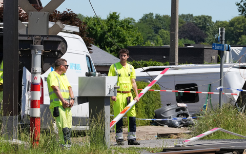 Angehörige werden vor Ort versorgt. - Foto: Marius Burgelman/AP/dpa