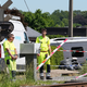 Angehörige werden vor Ort versorgt. - Foto: Marius Burgelman/AP/dpa
