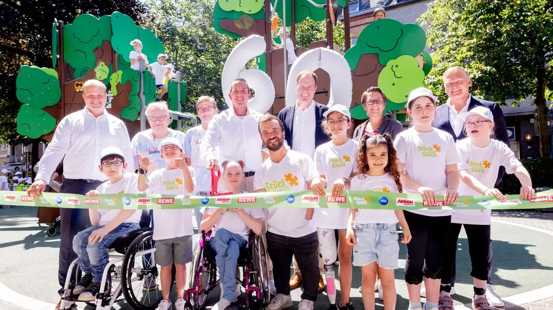 'STÜCK ZUM GLÜCK' eröffnet inklusiven Spielplatz in Düsseldorf Eller / Meilenstein: 60. Spielplatzprojekt der Initiative 'Stück zum Glück' - Bild: presseportal.de