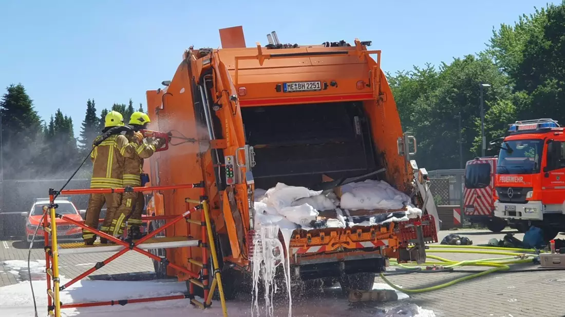 FW-Langenfeld: Brennendes Sperrmüllfahrzeug fährt zur Hauptfeuer- und Rettungswache - Bild: presseportal.de