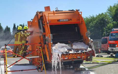 FW-Langenfeld: Brennendes Sperrmüllfahrzeug fährt zur Hauptfeuer- und Rettungswache - Foto: presseportal.de