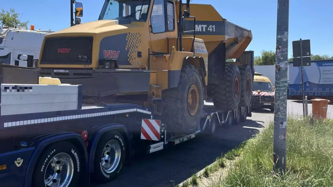 POL-OF: Kontrollmaßnahmen der Verkehrsinspektion: Unzulässiger Schwertransport, manipulierte HU-Plakette und Kennzeichenmissbrauch - Bild: presseportal.de