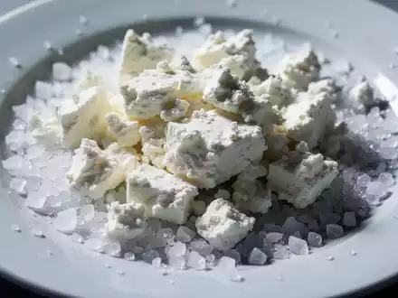 Feta: Hoher Salzgehalt und Zusatzstoffe erhöhen Bluthochdruckrisiko - Foto: über boerse-global.de
