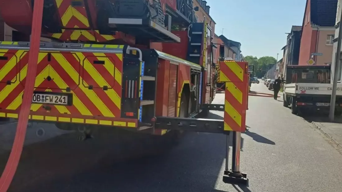 FW-OB: Dachstuhlbrand verhindert - Feuerwehr verhindert größere Ausbreitung - Bild: presseportal.de