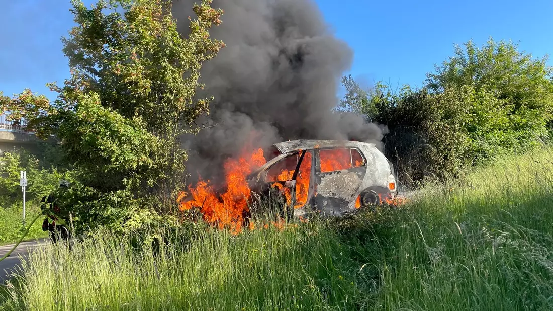 POL-PDTR: Verkehrsunfall mit brennendem Pkw und schwer verletzter Person auf B51 - Bild: presseportal.de