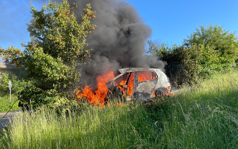 POL-PDTR: Verkehrsunfall mit brennendem Pkw und schwer verletzter Person auf B51 - Foto: presseportal.de
