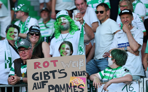Fürther Fans erlauben sich einen Witz auf Kosten der Gäste. - Foto: Daniel Karmann/dpa