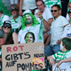 Fürther Fans erlauben sich einen Witz auf Kosten der Gäste. - Foto: Daniel Karmann/dpa