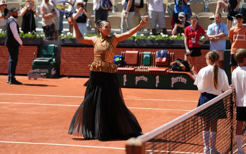 Naomi Osaka sorgte mal wieder für einen Hingucker. - Foto: Aurelien Morissard/AP/dpa