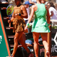 Laura Siegemund (hinten) und Naomi Osaka während des Matches bei einem Seitenwechsel - Foto: Frank Molter/dpa