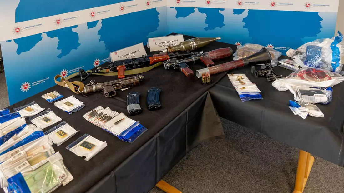 In der Wohnung von Daniela Klette fanden Ermittler Waffen, Munition und Geld. (Archivbild) - Bild: -/LKA Niedersachsen/dpa