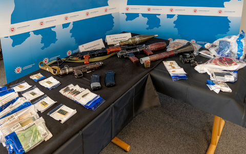 In der Wohnung von Daniela Klette fanden Ermittler Waffen, Munition und Geld. (Archivbild) - Foto: -/LKA Niedersachsen/dpa